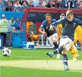  ?? (AP) ?? Otro gol de pelota detenida. Fue el del francés Griezmann de penal contra Australia. La falta fue cobraba por el VAR.