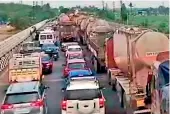  ?? — DC ?? Vehicles from Andhra Pradesh are jammed at the Ramapuram crossroads near Kodad mandal checkpost on Sunday after the Telangana police stopped their entry into the state for want of an e-pass.