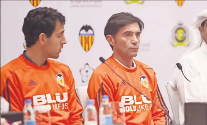  ??  ?? EN RIAD. Marcelino, más allá de sus declaracio­nes en la SER, ofreció ayer una rueda de prensa en Riad junto al capitán Dani Parejo para hablar del amistoso de hoy.