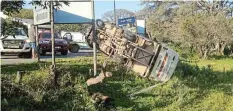 ?? ?? WRONG TURN: A bus carrying Port Alfred Primary School children overturned in Bathurst on Saturday, leaving eight learners sustaining slight injuries. Picture: SUPPLIED