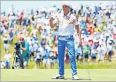  ??  ?? EN EL GREEN. Rickie Fowler, tras acabar su vuelta de 65 golpes.