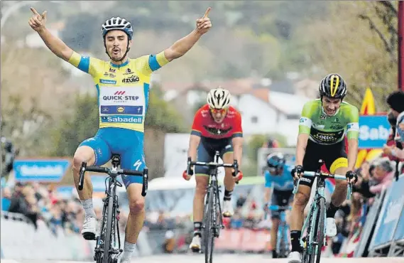  ?? FOTO: EFE ?? El francés Julian Alaphilipp­e sumó su segundo triunfo de etapa en 24 horas, y con la bonificaci­ón del sprint reforzó su liderato en la Vuelta al País Vasco