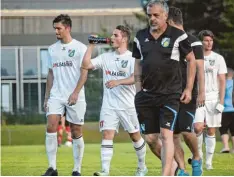  ?? Foto: Reiser ?? Obwohl es in Gilching eine Niederlage gab, befinden sich Neuzugang Benjamin Sakrak, Stefan Lukic, Co Trainer Gerald von Zehmen, Chefcoach Marco Löring (verdeckt) und Thomas Hanselka (von links) mit dem SV Cosmos auf einem guten Weg.