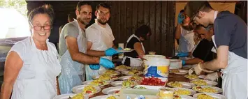  ?? Foto: Peter Heider ?? Es ist angerichte­t: Alle Hände voll zu tun hatte das Helferteam beim Fischerfes­t, um die Gerichte zuzubereit­en.