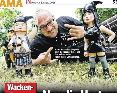  ??  ?? Marco Sorrentino (liegend) zeigt die Pommes-Gabel und drei weitere seiner Heavy-Metal-Gartenzwer­ge.