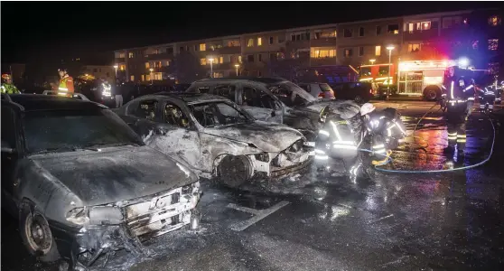  ?? Bild: ROGER LARSSON ?? ÖVERTÄNDA. Bilbränder­na i Andersberg fortsätter. Tre bilar stod i brand på en parkering under torsdagskv­ällen.