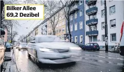  ??  ?? 13.500 Fahrzeuge pro Tag: Mit lärmarmen Asphalt und Schallschu­tzfenstern könnte der Lärm für die Bewohner künftig gemildert werden.