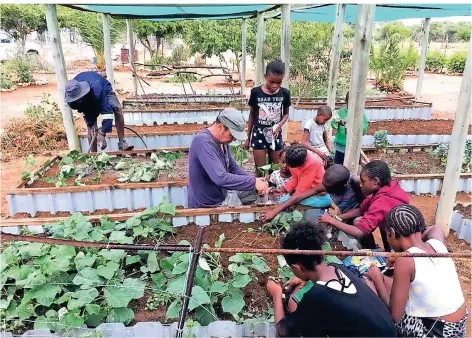  ?? FOTO: THOMAS STRICKER, VG BILDKUNST BONN ?? Im Schulgarte­n im Township von Namibia.