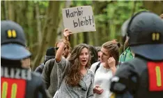  ?? Foto: Henning Kaiser, dpa ?? Mehrere tausend Menschen demonstrie­rten am Wochenende gegen die Rodung des Hambacher Forsts für den Braunkohle Abbau.