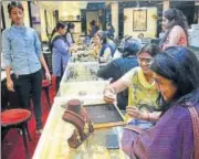  ?? HT PHOTO ?? Women buying jewellery at a store in Lucknow.