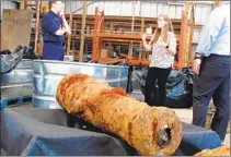  ?? RUSS BYNUM AP ?? Commodore Philip Nash (left) of the British Royal Navy gets a briefing from U.S. Army Corps of Engineers archaeolog­ist Andrea Farmer about 19 cannons recovered from the Savannah River.