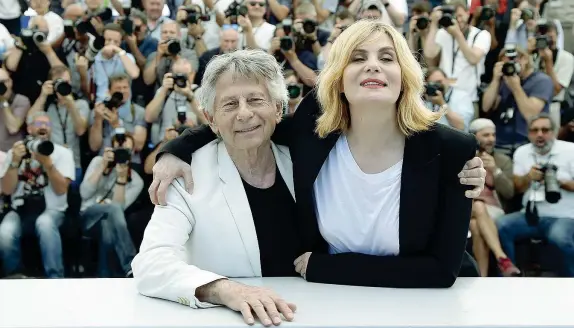  ??  ?? Uniti Il regista polacco (naturalizz­ato francese) Roman Polanski, 84 anni, con la moglie, l’attrice francese Emmanuelle Seigner, 51 anni. Si sono sposati nel 1989 e hanno due figli