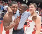  ?? GARY LANDERS/AP ?? Coach Anthony Grant hugs seniors Trey Landers, left, and Ryan Mikesell, part of the Dayton team that was a national title favorite.