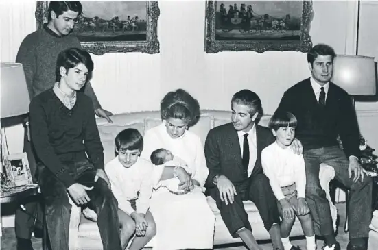  ?? Barcca lonnrna X Botty ?? Seis hijos. Los duques de Alba presentand­o a Eugenia, la única niña, en noviembre de 1968