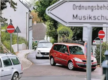  ??  ?? Die Eichstraße wird gerne als Abkürzung in Richtung Düsseldorf­er Straße genutzt. Damit soll bald Schluss sein. Die Stadt will nur noch das Linksabbie­gen zulassen.