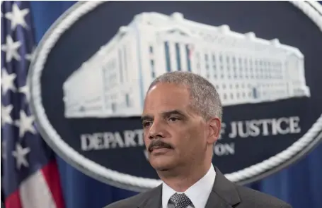  ??  ?? Photo ci-dessus : Le 30 juin 2014, le procureur général des États-Unis, Eric Holder, annonce que la banque française BNP Paribas est condamnée à verser une amende de 8,9 milliards de dollars pour violation d’embargos des États-Unis avec le Soudan, Cuba et l’Iran. Comme le rappelle le député français Pierre Lellouche, la France a ainsi « payé pour des sanctions que nous ne reconnaiss­ons pas » et « depuis le paiement de cette amende, les Américains se sont rapprochés de Cuba, et ils ont levé les sanctions contre le Soudan ! Cela montre que quand les Américains ont décidé de sanctionne­r un pays, tous les autres doivent s’aligner. » (© AFP/Saul Loeb)