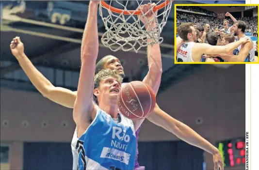  ??  ?? POR LOS AIRES. Pustovyi (14 puntos) machaca ante Randolph. Arriba, el Obradoiro celebra su triunfo ante el Real Madrid.