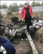  ?? PHOTO: PAUL CAINER ?? Hour of need: WJR’s Oleksii Tolkachov embraces Ludmila Yurina, 83; (left) reporter Paul Cainer by a burnt-out tank, and (right) a local Ukrainian with another Russian vehicle