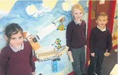  ?? ?? Áine, Ella and Johnny with their marble run constructi­on.