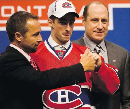 ?? DAVE SIDAWAY FILES ?? Louis Leblanc was supposed to be a “natural goal-scorer” who could “play with high-end players” when Canadiens director of player recruitmen­t and developmen­t Trevor Timmins, left, and former GM Bob Gainey selected him with the 18th overall pick in the...