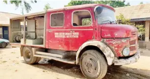  ?? ?? The only functionin­g firefighti­ng truck at the premsies of the Gombe State Fire Service Directorat­e