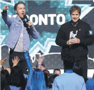  ?? PHOTO D’ARCHIVES, AFP ?? Les fondateurs de WE Charity, Craig et Marc Kielburger, à WE Day Toronto en 2019.