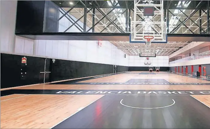  ??  ?? Las instalacio­nes de L’Alqueria del Basket cuentan con nueve pistas interiores y cuatro exteriores justo al lado de la cancha central donde se jugarán los partidos, La Fonteta.