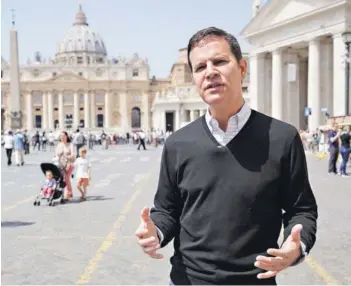  ??  ?? ► Juan Carlos Cruz, denunciant­e de Karadima, en El Vaticano.