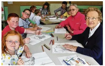  ??  ?? Lundi 25 juillet, six résidents de La Roseraie ont passé la journée avec les enfants du Centre de Loisirs Bocage Animation.