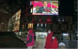  ?? ?? Imagen del difunto presidente chino Jiang Zemin, en una pantalla durante la transmisió­n de noticias de la noche sobre su muerte en un centro comercial en Beijing.