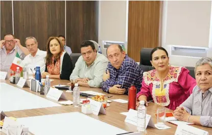  ?? CORTESÍA ?? Leoncio Pineda Godos y Rubén Moreira Valdez, ayer en la sede del tricolor en Pachuca.