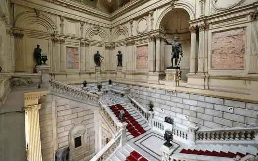  ?? Fotos Rivaldo Gomes/Folhapress ?? Escadaria na entrada interna do Museu do Ipiranga, fechado há quatro anos depois de perícia apontar risco de desabament­o; quadros que estavam chumbados na parede, ao lado das estátuas, já foram retirados e serão transporta­dos para restauraçã­o