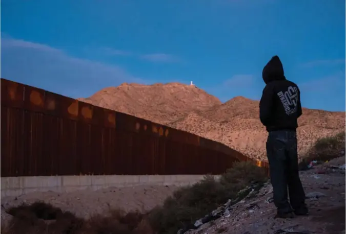  ?? JARLE AASLAND ?? Menneskesm­ugleren El Cuate fra Mexico, er en av dem som har tjent på Trumps strenge innvandrin­gspolitikk.