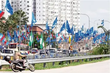  ??  ?? A lot to choose from: Flags of several of the parties that are contesting displayed along Lebuh Utama Seri Gombak, Batu Caves. FAIHAN GHANI/The Star.