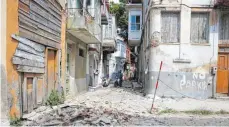  ?? FOTO: DPA ?? Die Spuren der Zerstörung: zerbrochen­e Ziegelstei­ne und Schutt in der Kleinstadt Plomari auf der Insel Lesbos.