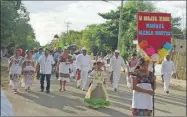  ??  ?? Alumnos de la primaria bilingüe Manuel Alcalá Martín en el convite previo al cierre de actividade­s por el Día de las Lenguas Maternas