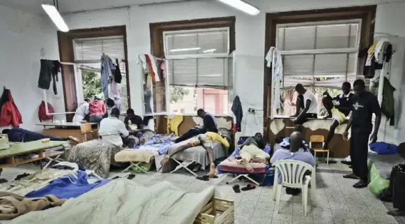  ?? SCOTT SIMMIE/TORONTO STAR ?? The Green School in the Sicilian city of Augusta has been converted into temporary housing for migrant minors. The desks were replaced with cots.