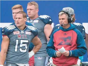  ??  ?? Le pilote des Alouettes de Montréal, Jacques Chapdelain­e (à droite), a noté une meilleure intensité chez ses joueurs à l’entraîneme­nt cette semaine. - Archives