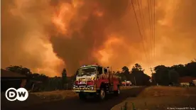  ??  ?? Despliegue de los servicios de emergencia australian­os para contener las llamas en el suroeste de Sidney, Australia.