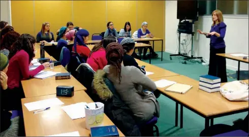  ?? PHOTOS: UNITED SYNAGOGUE ?? Lauren Levin instructs a group of women at the Judi Back Institute for Torah Studies