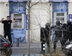  ?? DR ?? Polícia francesa interpela suspeito após ataque ao jornal