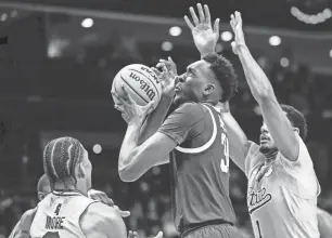  ?? JUNFU HAN/DETROIT FREE PRESS ?? Michigan State forward Xavier Booker is defended by Mississipp­i State guard Shakeel Moore, left, and forward Tolu Smith in MSU’s win last Thursday.