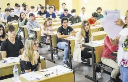  ?? EL PERIÓDICO ?? Estudiante­s en los momentos previos a realizar la prueba de acceso a la universida­d.