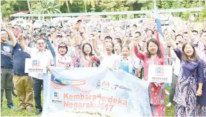  ??  ?? PENGIBARAN dan laungan merdeka daripada pelajar dan guru.