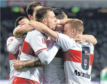  ?? FOTO: DPA ?? Auf der Suche nach Glücksgefü­hlen: Der VfB will endlich mal wieder jubeln, wie hier kurzzeitig in Bremen.