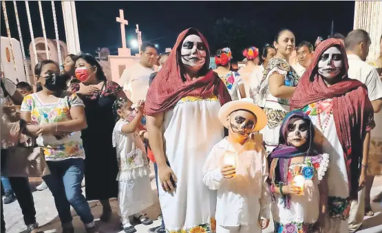  ?? ?? Vecinos esperan a las puertas del cementerio municipal de Progreso a que se inicie el Paseo de las Ánimas, anoche. El recorrido concluyó en el parque principal, donde se hizo una muestra de Hanal Pixán