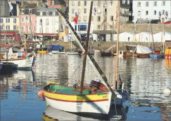  ??  ?? «Flor de Bonança» était présente au rassemblem­ent des vieux gréements à Douarnenez.