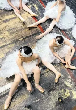  ??  ?? Eben keine Frage der Perspektiv­e: das Wohlergehe­n von Balletttän­zerinnen der Wiener Staatsoper.