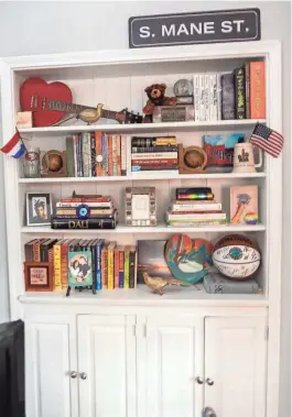  ??  ?? LEFT: The couple’s “memory wall” includes favorite books, and memorabili­a they have collected over the years.