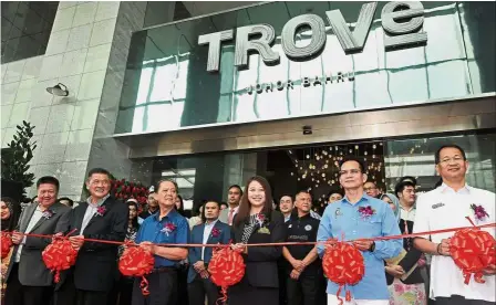  ??  ?? Be our guest: Mohamaddin (third from left) opens Trove Hotel in Johor Baru. With him are (from left) Trove Hotel owner Ong Yoong Nyok, Gan Hong Lee and Johor Women Developmen­t and Tourism Committee chairman Liow Cai Tung.